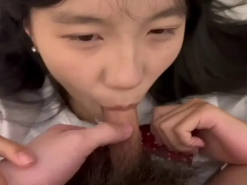 Em loli dễ thương liếm chuối biến em thành con đào nứng lồn p2